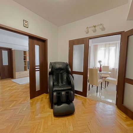 Relax Old Town Apartment Орадя Екстер'єр фото