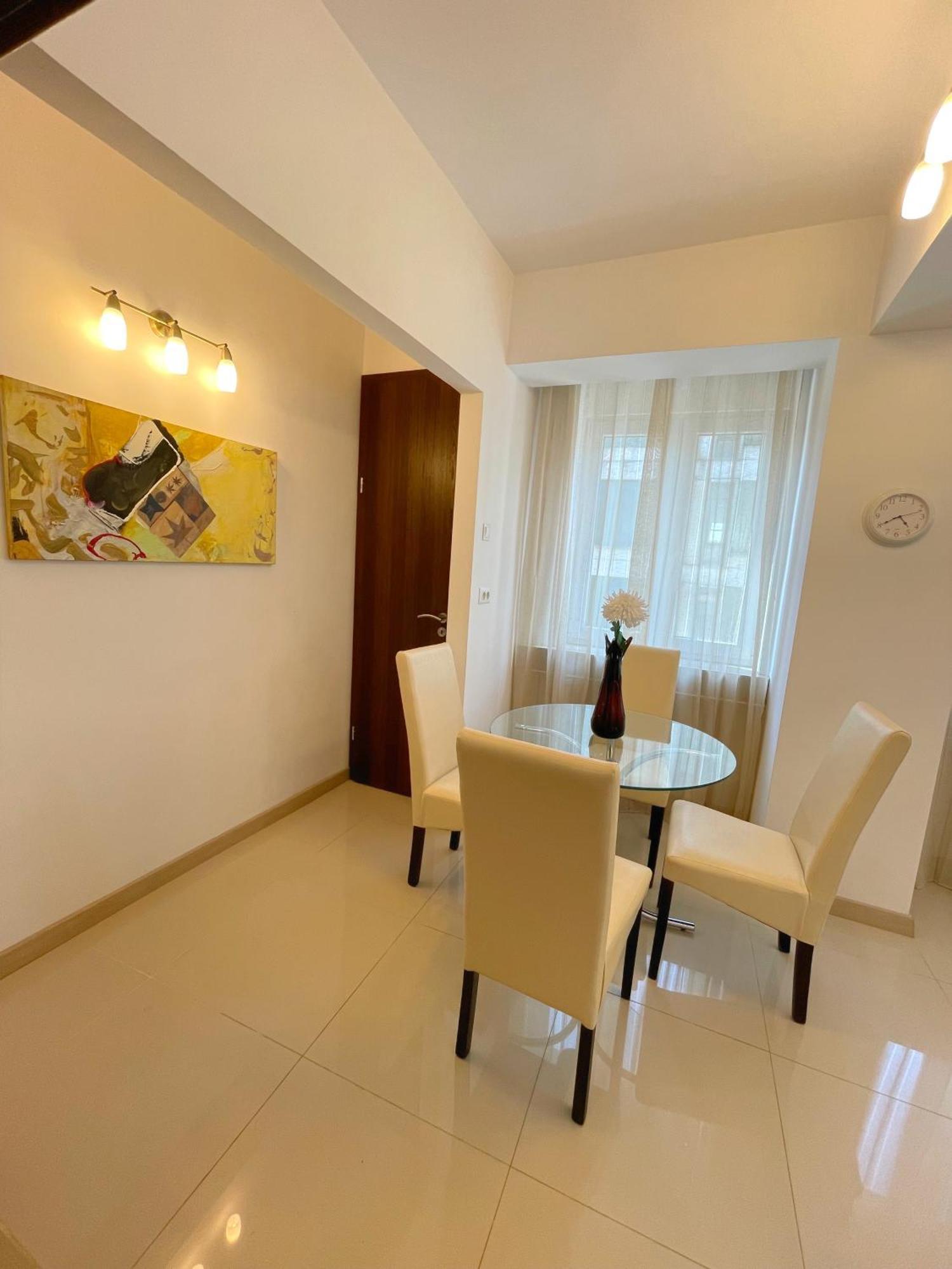 Relax Old Town Apartment Орадя Екстер'єр фото